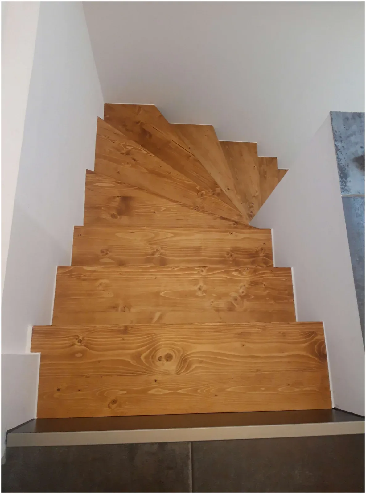 Escalier en bois massif vernis