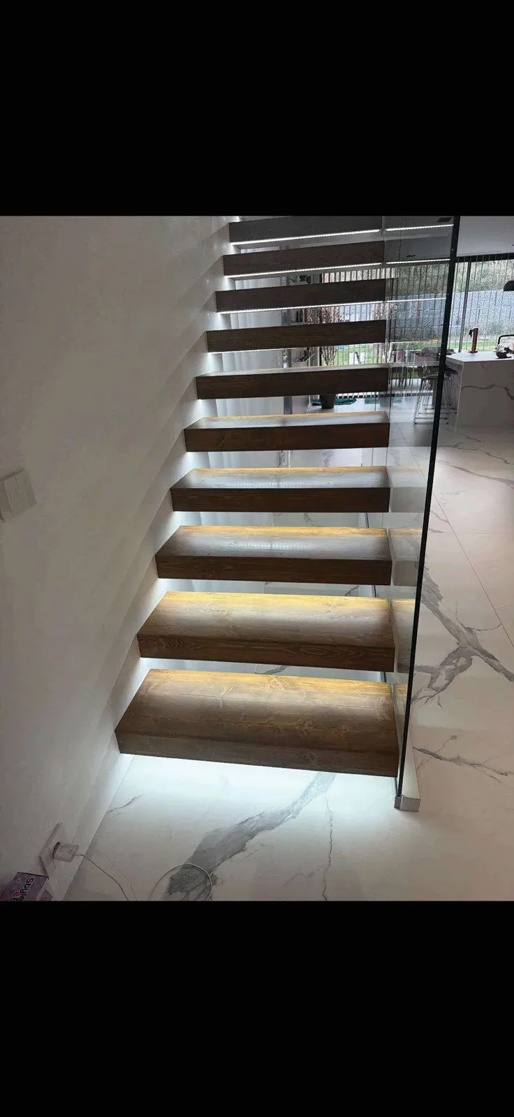 Escalier à marches rétroéclairées