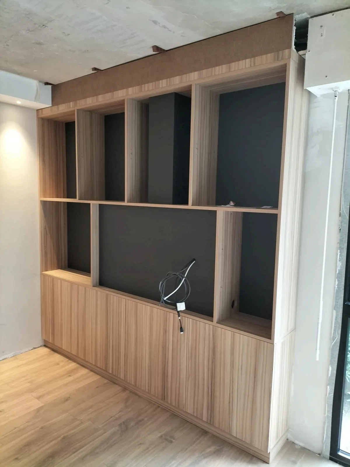 Bibliothèque en bois clair