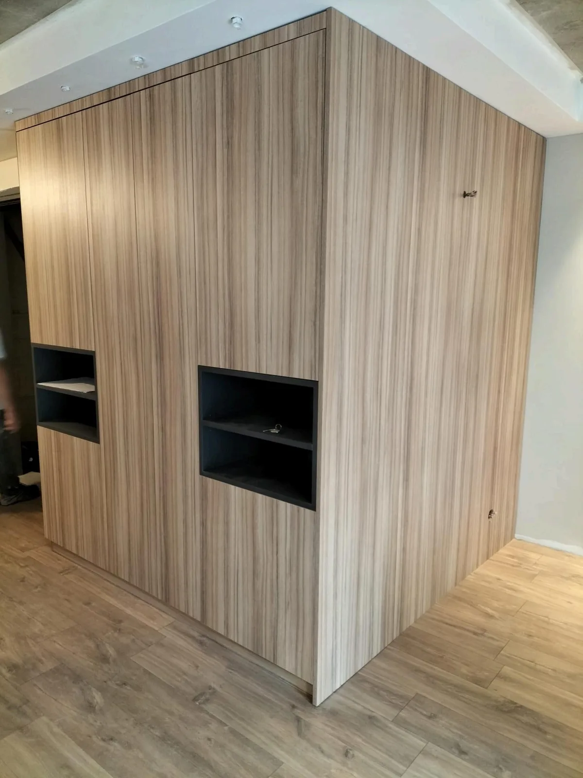 Séparation en bois clair
